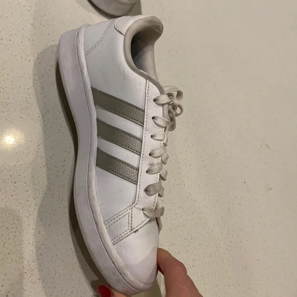 Womens adidas leather shoes - Picture 3 of 9